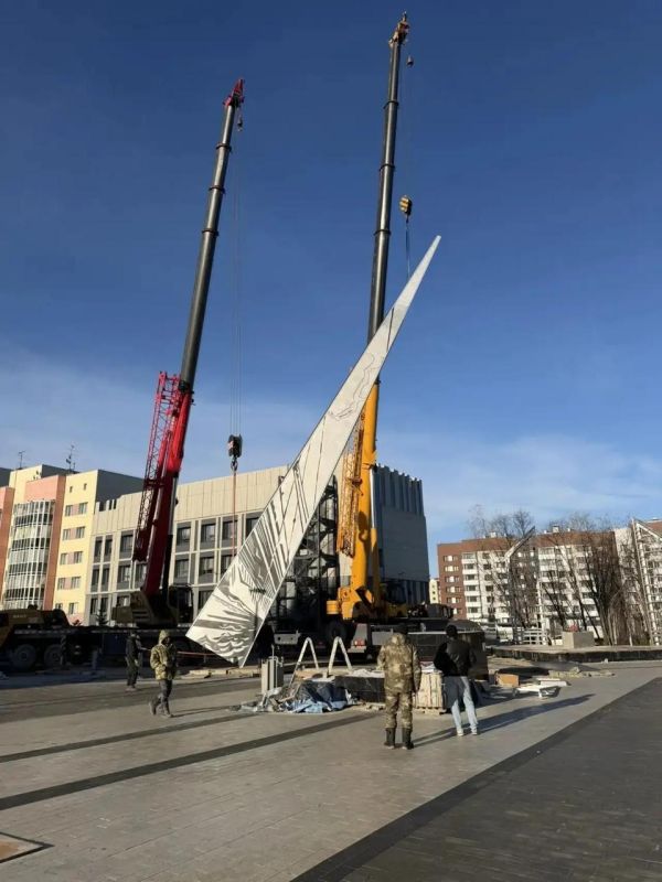 В Салехарде начался монтаж стелы «Город трудовой доблести» В Салехарде начался монтаж стелы «Город трудовой доблести»