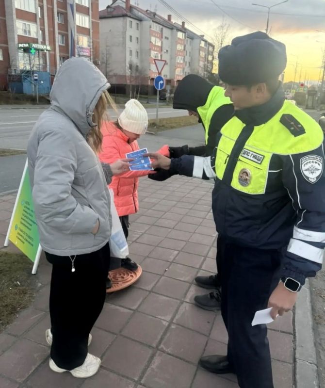 Сотрудники Салехардской Госавтоинспекции совместно с представителями департамента транспорта и дорожного хозяйства ЯНАО провели просветительскую акцию по безопасности дорожного движения Сотрудники Салехардской Госавтоинспекции совместно с представителями департамента транспорта и дорожного хозяйства ЯНАО провели просветительскую акцию по безопасности дорожного движения