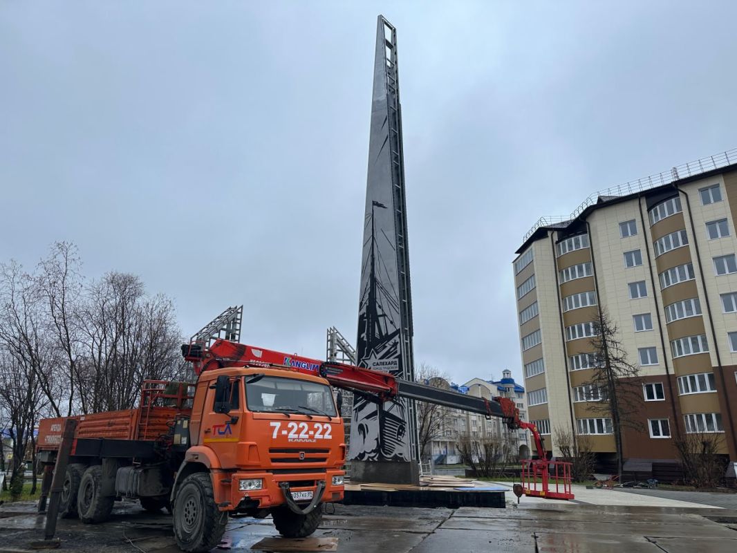 На главной площади Салехарда начался монтаж монумента, посвященного присвоению городу почетного звания «Город трудовой доблести»