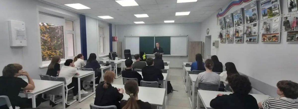 Сотрудники Госавтоинспекции города Новый Уренгой посетили студентов Газпром техникума и провели профилактическую беседу, посвящённую безопасности дорожного движения