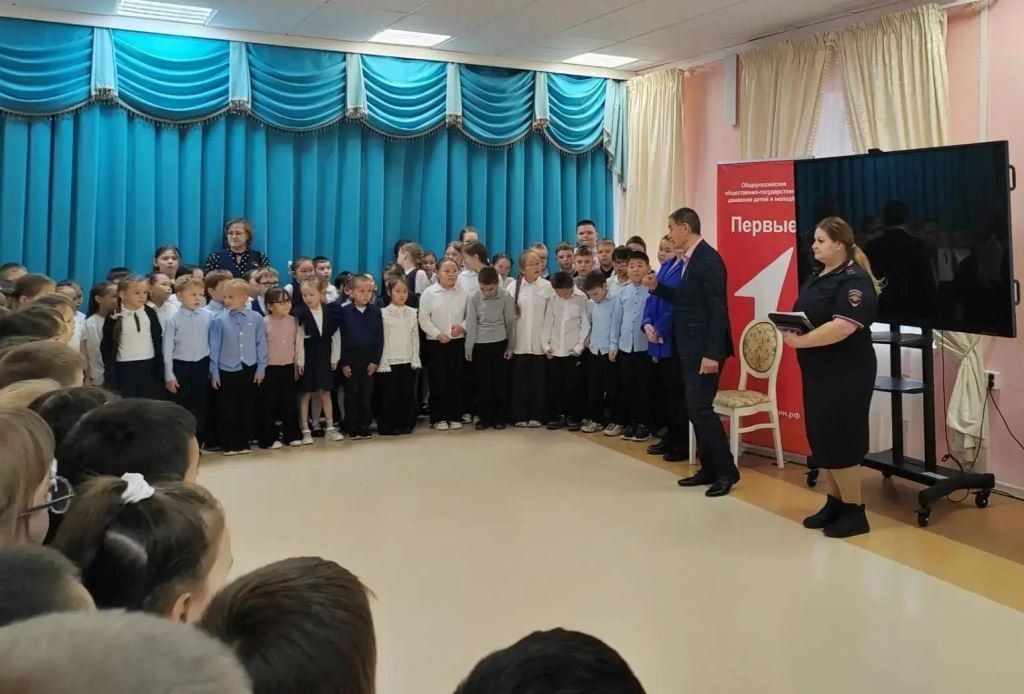 Сотрудники Приуральской Госавтоинспеции приняли участие в общешкольных линейках общеобразовательных организаций Приуральского района Сотрудники Приуральской Госавтоинспеции приняли участие в общешкольных линейках общеобразовательных организаций Приуральского района