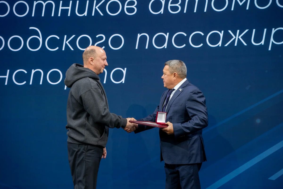 Сегодня, накануне Дня работников дорожного хозяйства, вручил заслуженные награды нашим землякам Сегодня, накануне Дня работников дорожного хозяйства, вручил заслуженные награды нашим землякам