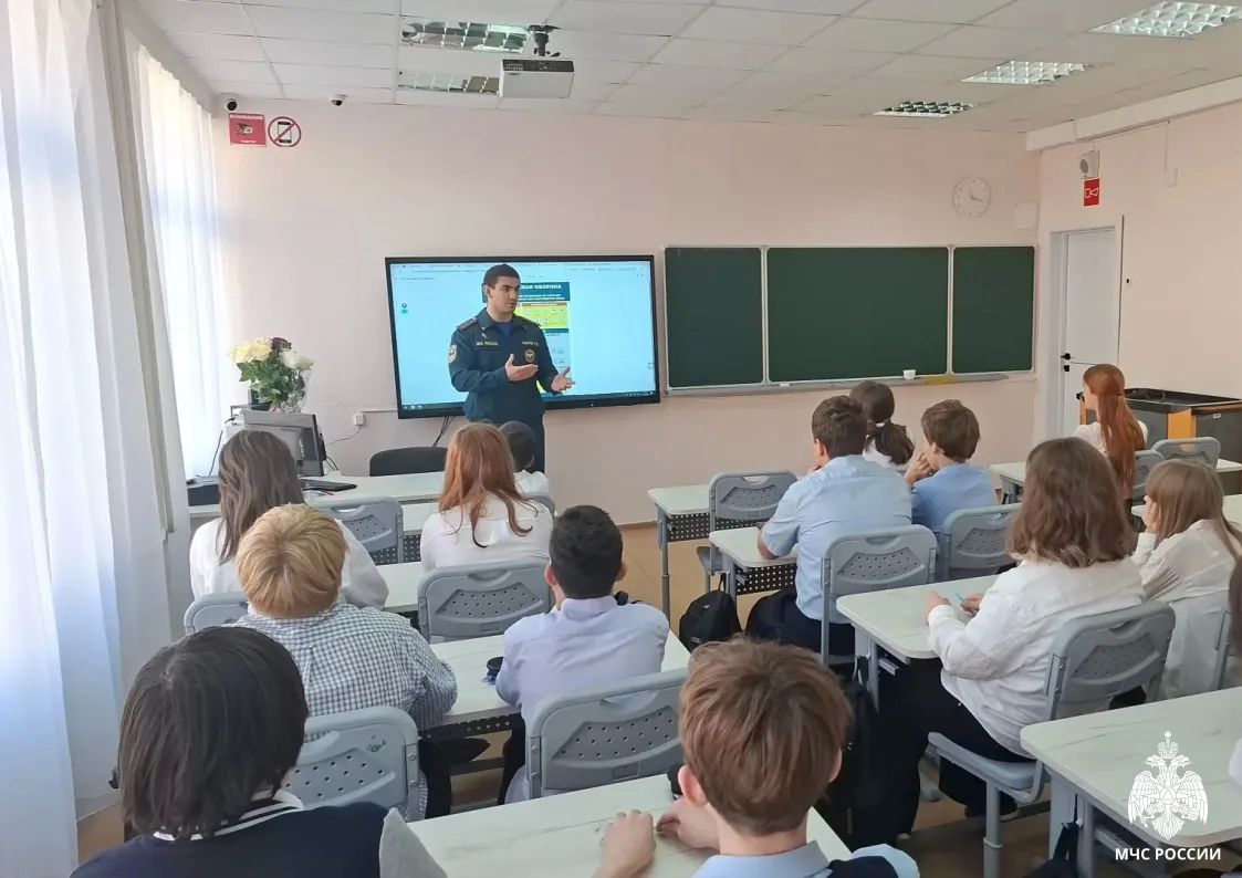 В Новом Уренгое школьникам рассказали о действиях при атаке БПЛА В Новом Уренгое школьникам рассказали о действиях при атаке БПЛА