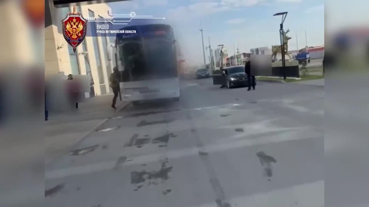 Водитель автобуса в Новом Уренгое показывал пассажирам на мониторе видео, пропагандирующие терроризм