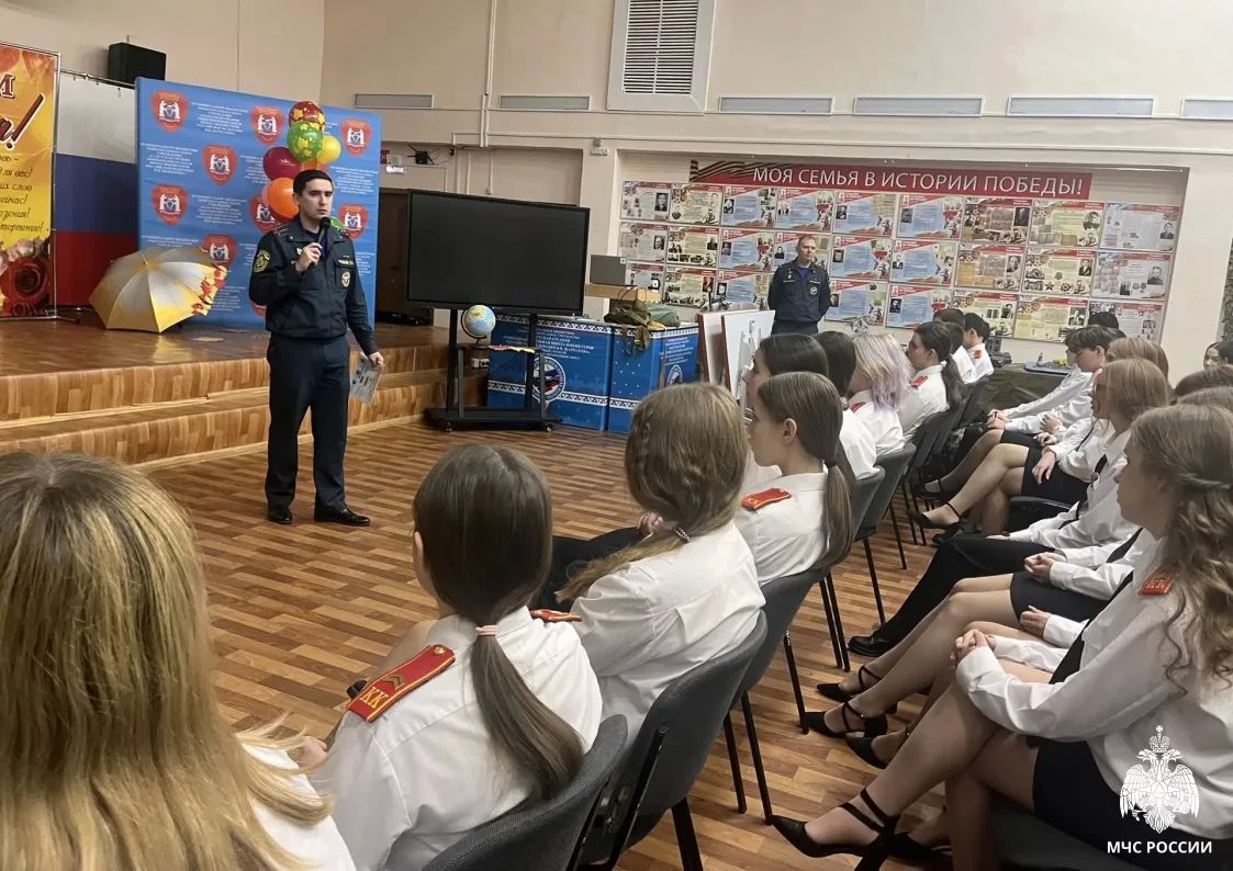 В Новом Уренгое школьникам рассказали о действиях при атаке БПЛА В Новом Уренгое школьникам рассказали о действиях при атаке БПЛА