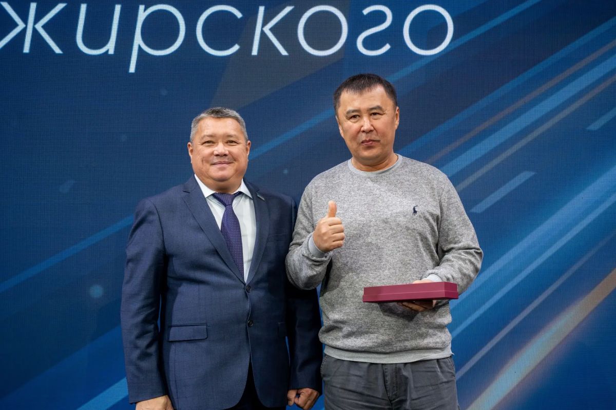 Сегодня, накануне Дня работников дорожного хозяйства, вручил заслуженные награды нашим землякам Сегодня, накануне Дня работников дорожного хозяйства, вручил заслуженные награды нашим землякам
