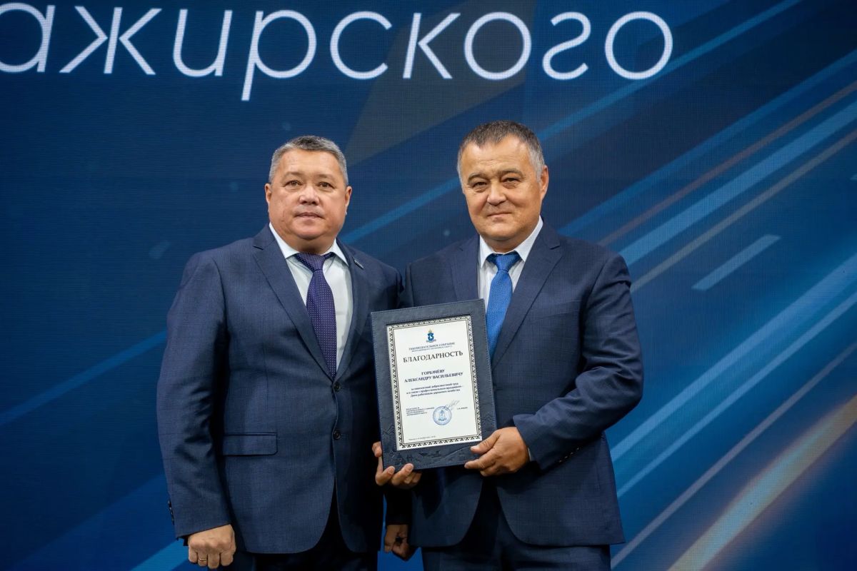 Сегодня, накануне Дня работников дорожного хозяйства, вручил заслуженные награды нашим землякам Сегодня, накануне Дня работников дорожного хозяйства, вручил заслуженные награды нашим землякам