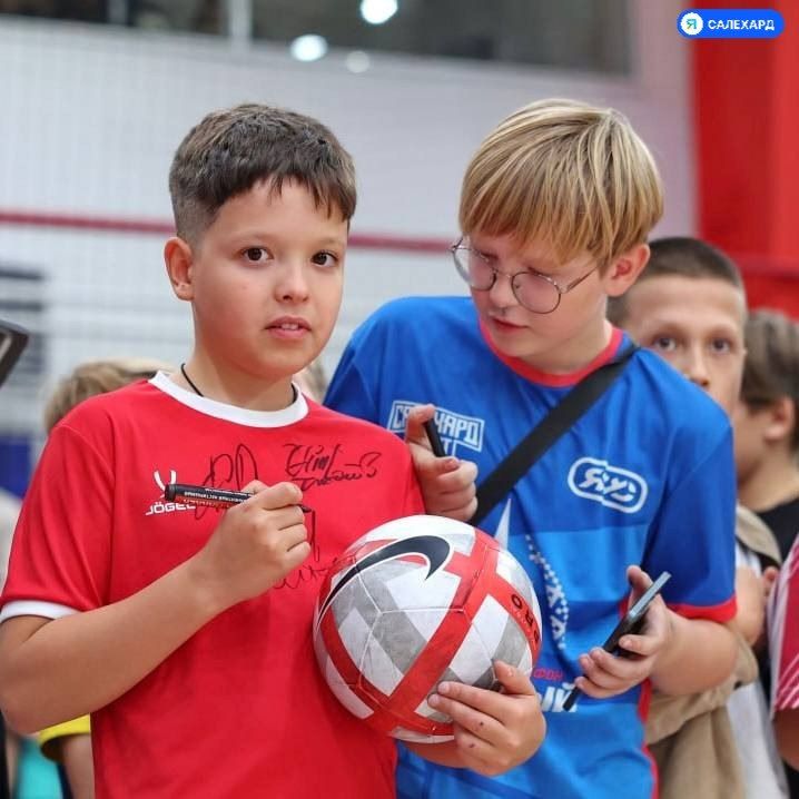 В Салехарде состоялся футбольный праздник с легендами спорта В Салехарде состоялся футбольный праздник с легендами спорта