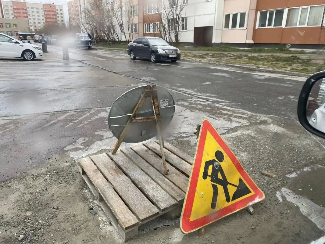 Жители Нового Уренгоя закрыли опасную яму старым стулом для защиты детей Жители Нового Уренгоя закрыли опасную яму старым стулом для защиты детей