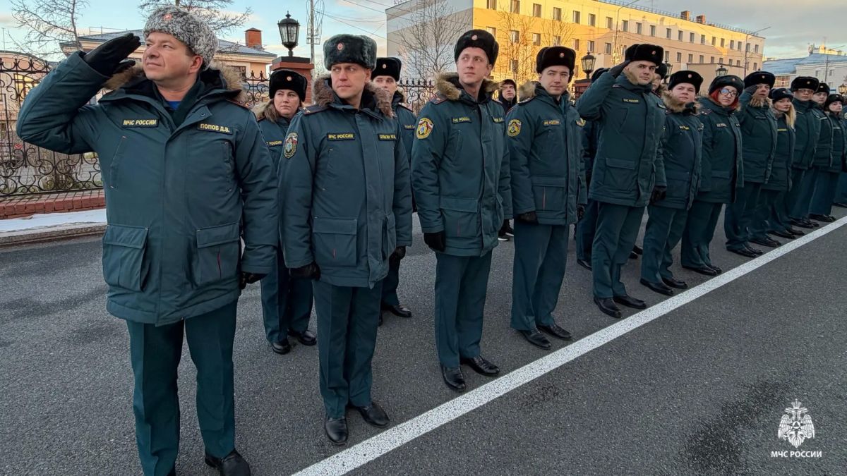 Соблюдение традиции поднятия флагов России, МЧС России и Ямала в начале рабочей недели - проявление дисциплины, уважения к символам государства и осознания преемственности службы в системе МЧС России Соблюдение традиции поднятия флагов России, МЧС России и Ямала в начале рабочей недели - проявление дисциплины, уважения к символам государства и осознания преемственности службы в системе МЧС России
