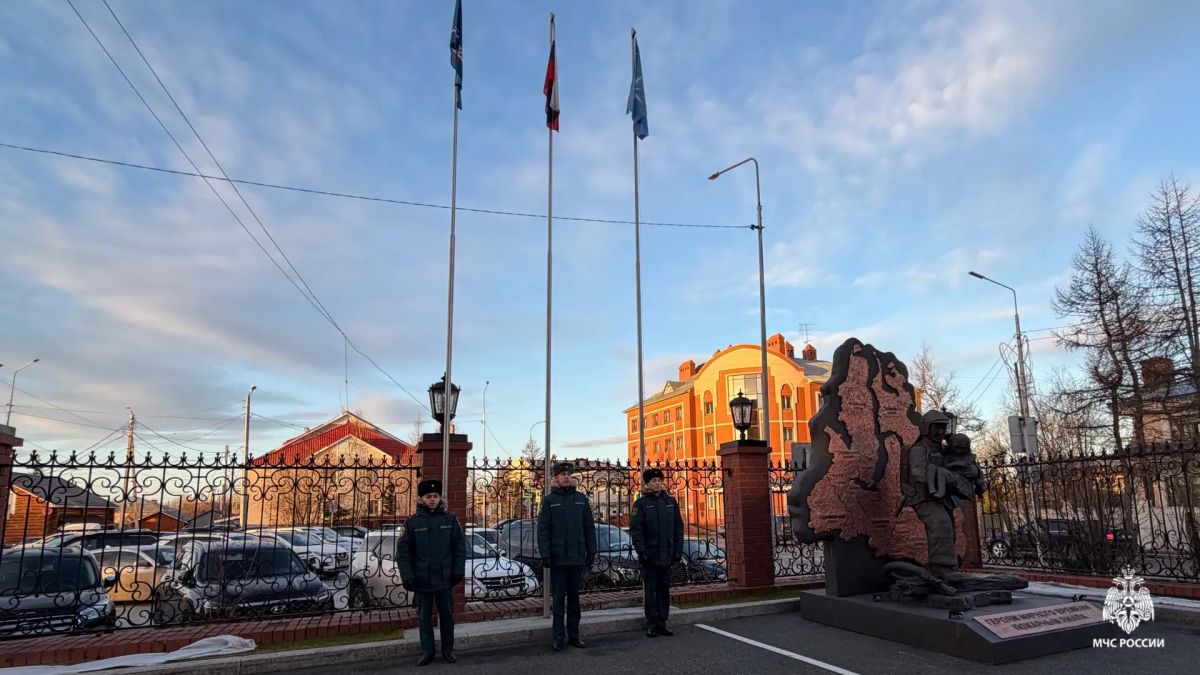 Соблюдение традиции поднятия флагов России, МЧС России и Ямала в начале рабочей недели - проявление дисциплины, уважения к символам государства и осознания преемственности службы в системе МЧС России Соблюдение традиции поднятия флагов России, МЧС России и Ямала в начале рабочей недели - проявление дисциплины, уважения к символам государства и осознания преемственности службы в системе МЧС России