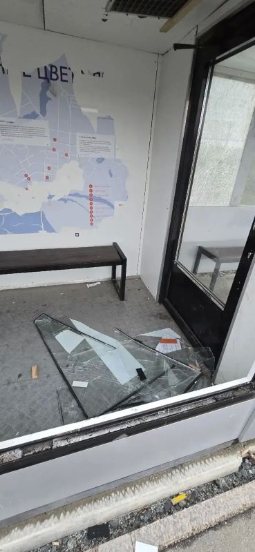 Уважаемые салехардцы, этой осенью мы снова столкнулись с порчей городского имущества: пострадали витражи на остановках в районе четвёртой школы и «НСНТ Север», обогреватель на остановке «Школа №6», а также повреждён объектив... Уважаемые салехардцы, этой осенью мы снова столкнулись с порчей городского имущества: пострадали витражи на остановках в районе четвёртой школы и «НСНТ Север», обогреватель на остановке «Школа №6», а также повреждён объектив...
