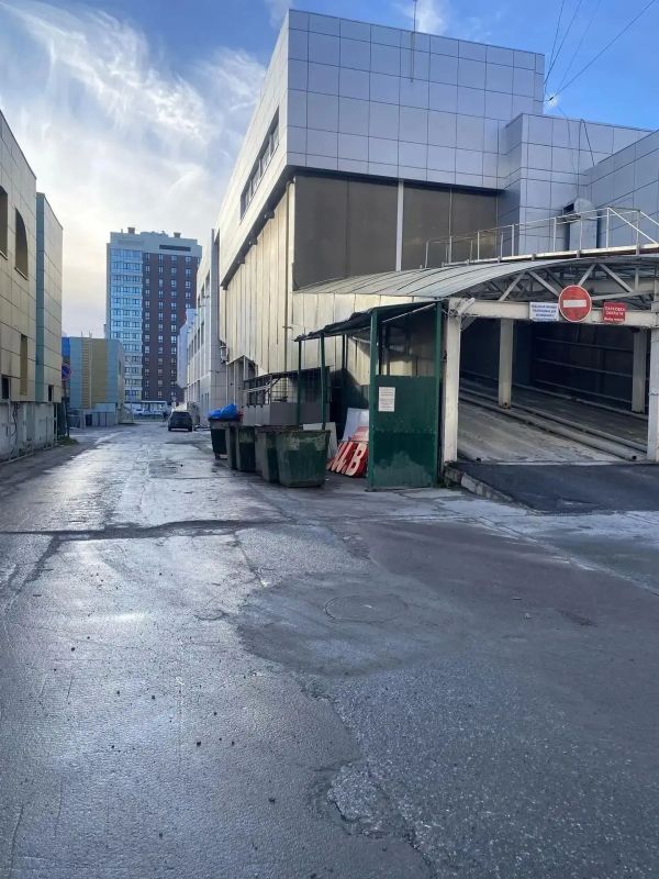 Жители Нового Уренгоя закрыли опасную яму старым стулом для защиты детей Жители Нового Уренгоя закрыли опасную яму старым стулом для защиты детей