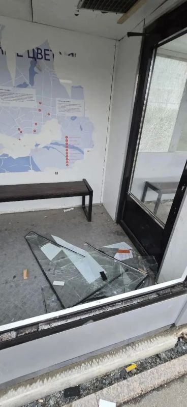 В Салехарде вандалы повредили остановки В Салехарде вандалы повредили остановки