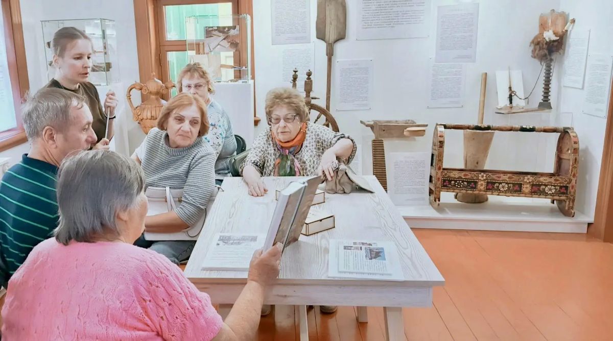 Дом как книга: ветераны Ямала научились «читать» тюменскую резьбу Дом как книга: ветераны Ямала научились «читать» тюменскую резьбу