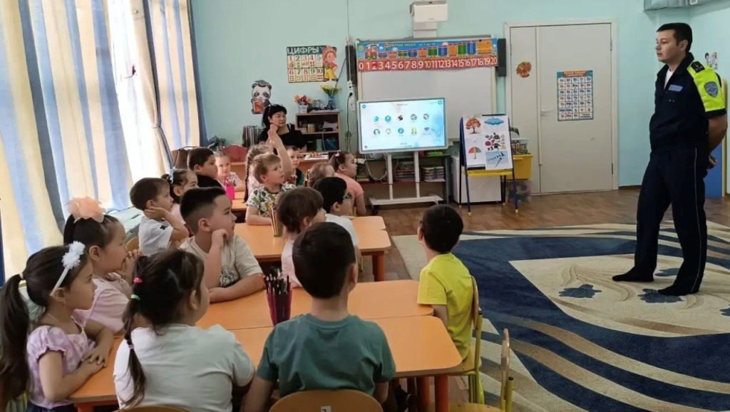 Сотрудники Салехардской Госавтоинспекции провели занятия по Правилам дорожного движения в детском саду «Светлячок» Сотрудники Салехардской Госавтоинспекции провели занятия по Правилам дорожного движения в детском саду «Светлячок»