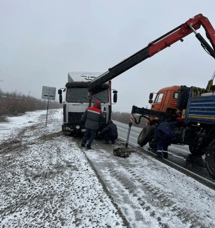20 октября на 718 км автодороги Сургут – Салехард, при осуществлении надзора за дорожным движением, автоинспекторы обратили внимание на большегруз, стоящий на обочине со спущенным колесом 20 октября на 718 км автодороги Сургут – Салехард, при осуществлении надзора за дорожным движением, автоинспекторы обратили внимание на большегруз, стоящий на обочине со спущенным колесом