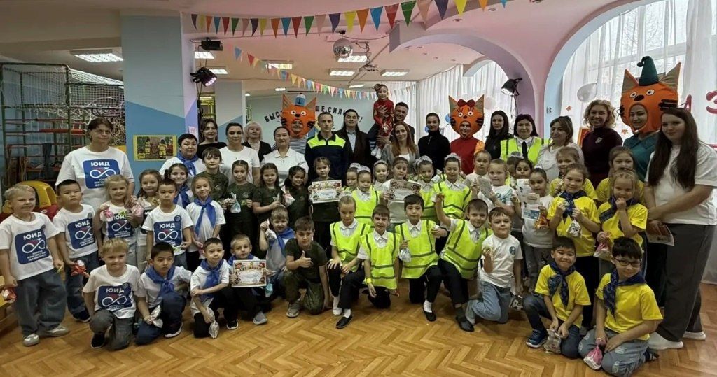 Сотрудники Новоуренгойской Госавтоинспекции провели увлекательную квиз-игру по безопасности дорожного движения с воспитанниками детского сада «Журавушка» Сотрудники Новоуренгойской Госавтоинспекции провели увлекательную квиз-игру по безопасности дорожного движения с воспитанниками детского сада «Журавушка»