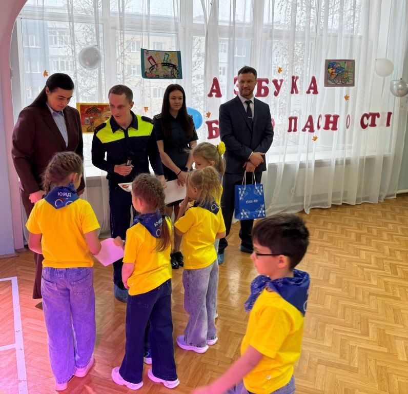 Сотрудники Новоуренгойской Госавтоинспекции провели увлекательную квиз-игру по безопасности дорожного движения с воспитанниками детского сада «Журавушка» Сотрудники Новоуренгойской Госавтоинспекции провели увлекательную квиз-игру по безопасности дорожного движения с воспитанниками детского сада «Журавушка»