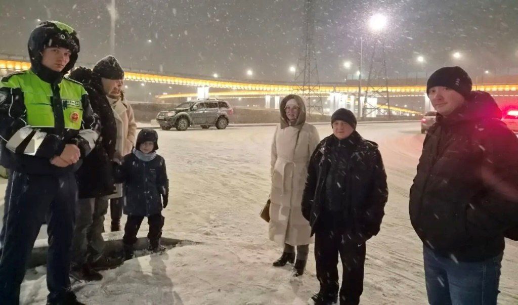 Автоинспекторы Нового Уренгоя совместно с представителями родительской общественности провели профилактическое мероприятие «Родительский патруль»