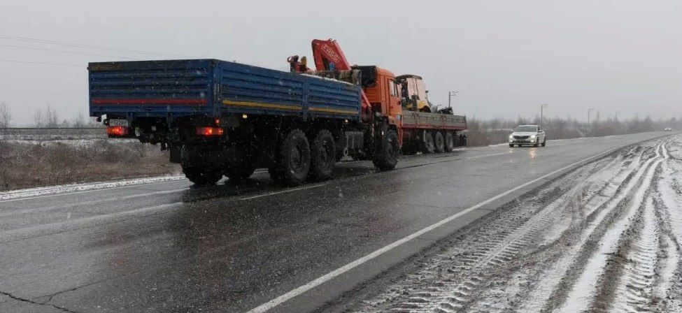 20 октября на 718 км автодороги Сургут – Салехард, при осуществлении надзора за дорожным движением, автоинспекторы обратили внимание на большегруз, стоящий на обочине со спущенным колесом 20 октября на 718 км автодороги Сургут – Салехард, при осуществлении надзора за дорожным движением, автоинспекторы обратили внимание на большегруз, стоящий на обочине со спущенным колесом