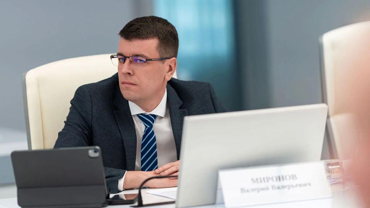 Дмитрий Артюхов провёл заседание правительства округа Дмитрий Артюхов провёл заседание правительства округа