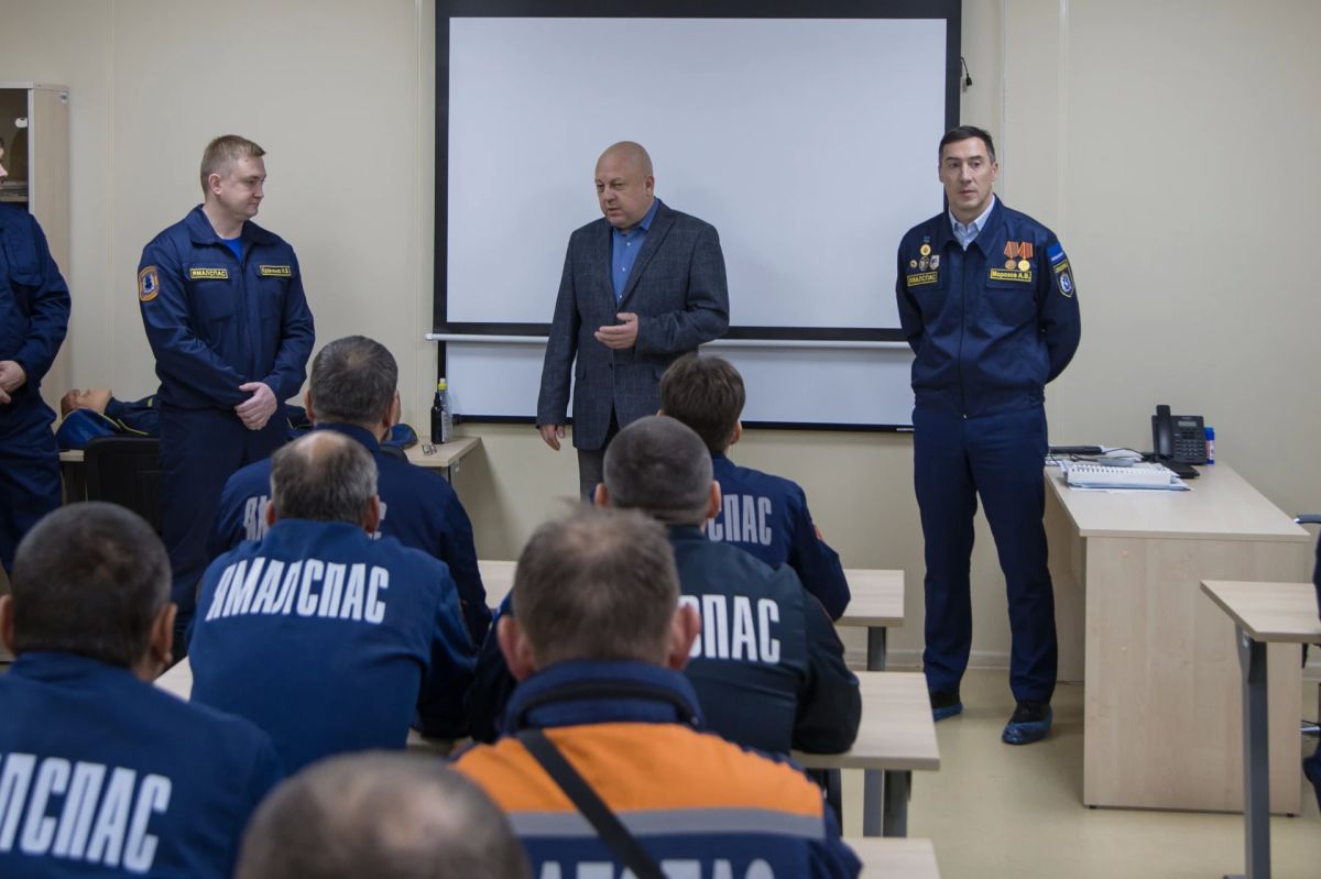 Заместитель директора департамента гражданской защиты и пожарной безопасности ЯНАО Евгений Кувыкин совместно с руководителем ГБУ «Ямалспас» Анатолием Морозовым в ходе рабочей поездки посетили поисково-спасательный отряд в... Заместитель директора департамента гражданской защиты и пожарной безопасности ЯНАО Евгений Кувыкин совместно с руководителем ГБУ «Ямалспас» Анатолием Морозовым в ходе рабочей поездки посетили поисково-спасательный отряд в...