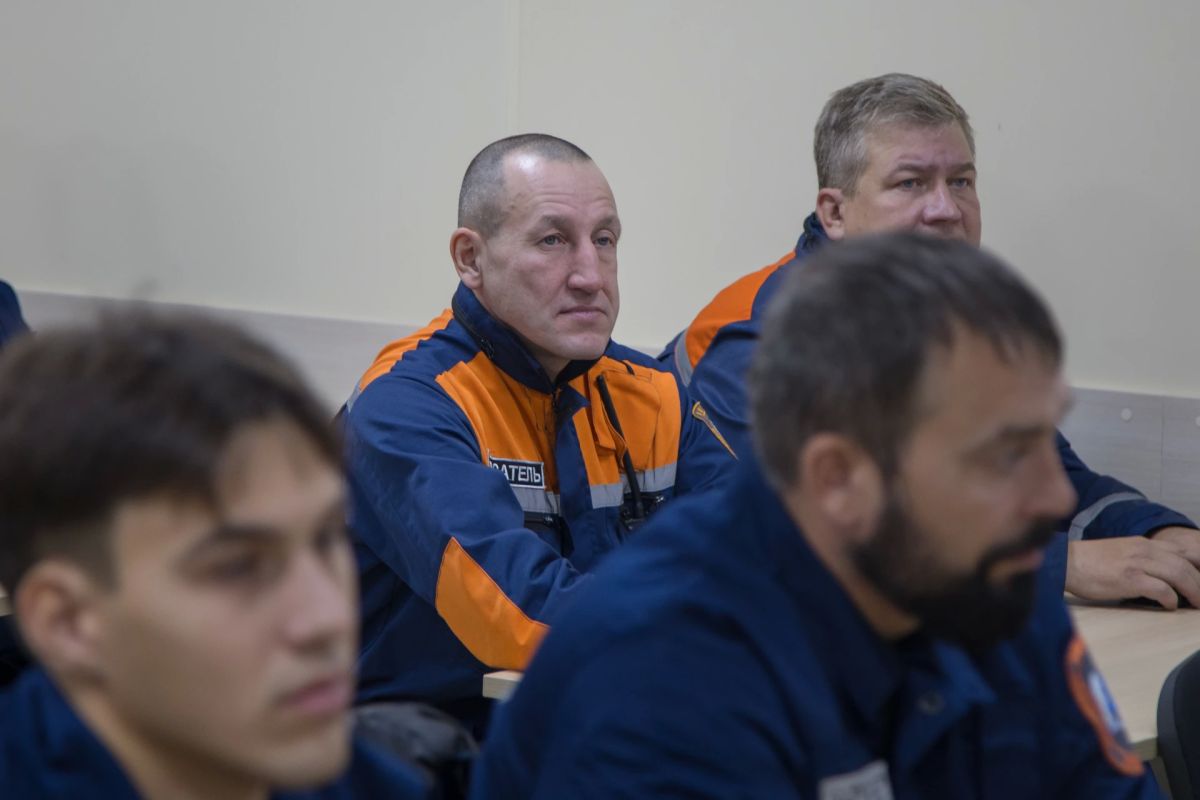 Заместитель директора департамента гражданской защиты и пожарной безопасности ЯНАО Евгений Кувыкин совместно с руководителем ГБУ «Ямалспас» Анатолием Морозовым в ходе рабочей поездки посетили поисково-спасательный отряд в... Заместитель директора департамента гражданской защиты и пожарной безопасности ЯНАО Евгений Кувыкин совместно с руководителем ГБУ «Ямалспас» Анатолием Морозовым в ходе рабочей поездки посетили поисково-спасательный отряд в...