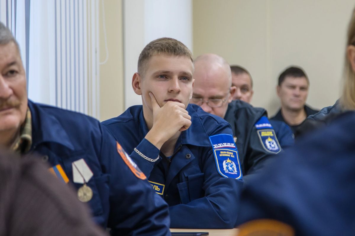 Заместитель директора департамента гражданской защиты и пожарной безопасности ЯНАО Евгений Кувыкин совместно с руководителем ГБУ «Ямалспас» Анатолием Морозовым в ходе рабочей поездки посетили поисково-спасательный отряд в... Заместитель директора департамента гражданской защиты и пожарной безопасности ЯНАО Евгений Кувыкин совместно с руководителем ГБУ «Ямалспас» Анатолием Морозовым в ходе рабочей поездки посетили поисково-спасательный отряд в...