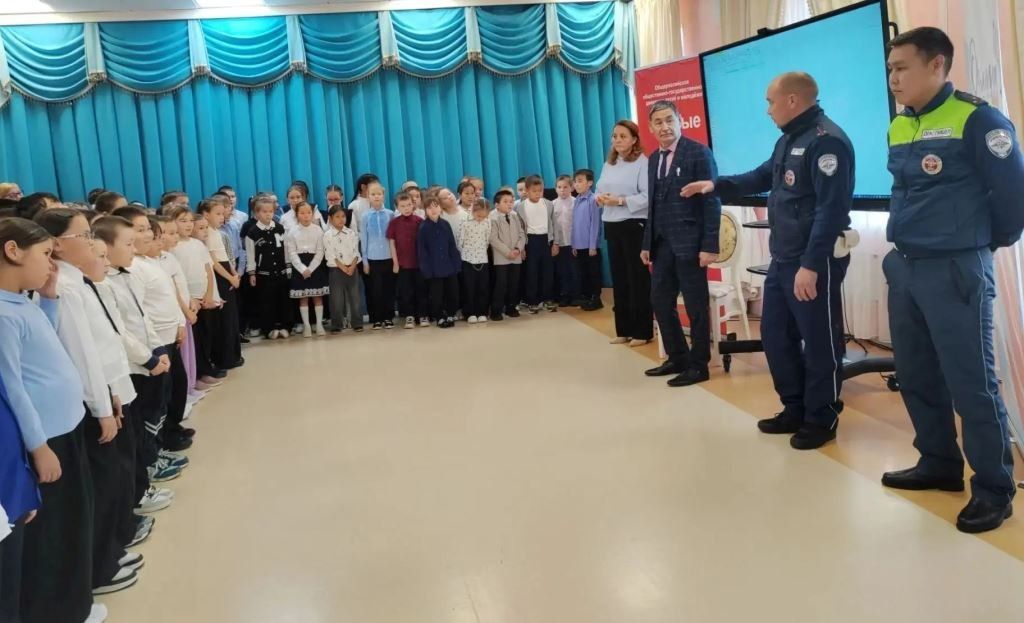 Приуральские автоинспекторы провели с учащимися средней общеобразовательной школы села Аксарка специализированное профилактическое мероприятие на тему: «Как стать заметнее на дороге для водителей» Приуральские автоинспекторы провели с учащимися средней общеобразовательной школы села Аксарка специализированное профилактическое мероприятие на тему: «Как стать заметнее на дороге для водителей»