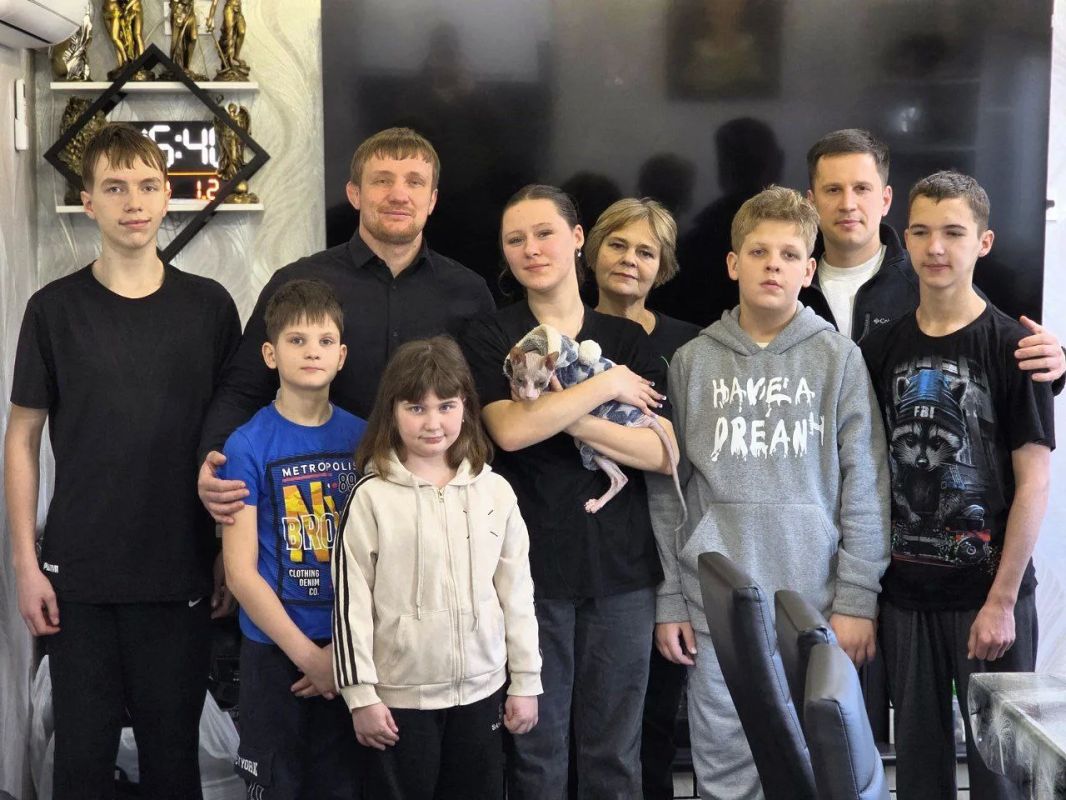 Сегодня наши самые искренние поздравления и слова благодарности летят Юрию Юрьевичу Хаустову — человеку невероятного масштаба, который связал прочной нитью заботы Ямал и Волноваху Сегодня наши самые искренние поздравления и слова благодарности летят Юрию Юрьевичу Хаустову — человеку невероятного масштаба, который связал прочной нитью заботы Ямал и Волноваху