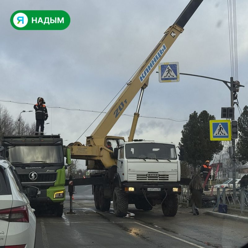 На перекрёстке у Вечного огня меняют дорожную плиту