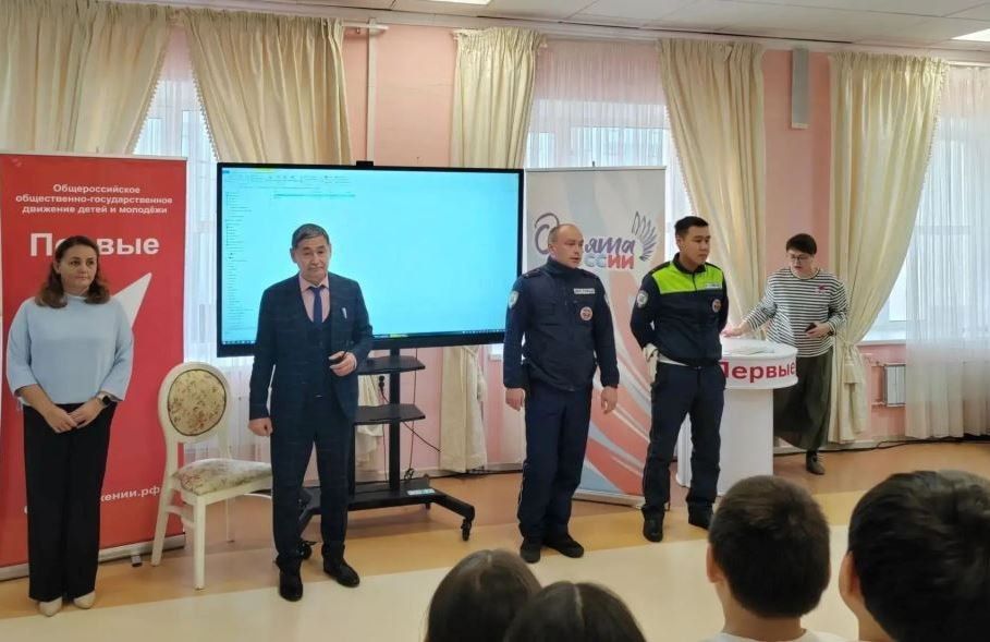 Приуральские автоинспекторы провели с учащимися средней общеобразовательной школы села Аксарка специализированное профилактическое мероприятие на тему: «Как стать заметнее на дороге для водителей»