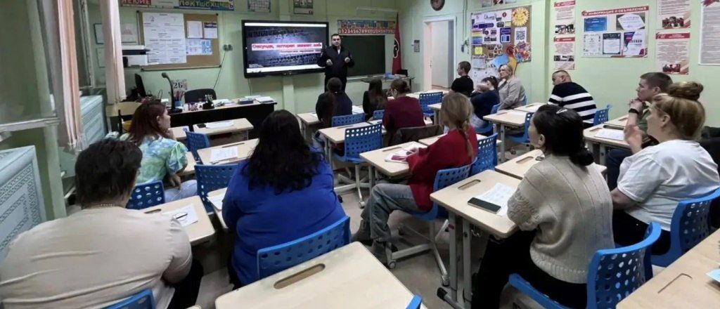 Заместитель начальника отдела Госавтоинспекции города Салехарда Алексей Лесенков принял участие в родительских собраниях средней общеобразовательной школы № 6