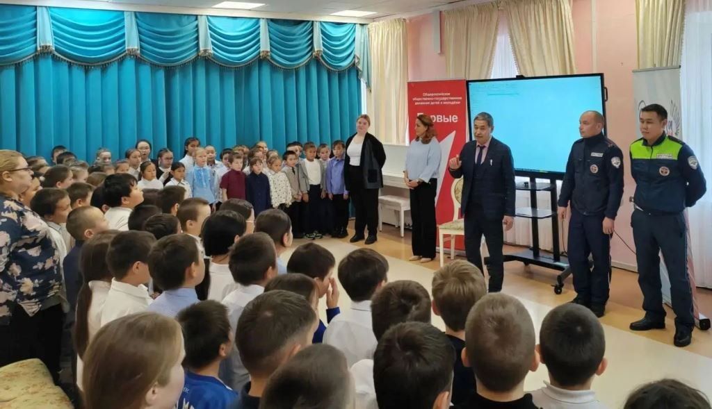 Приуральские автоинспекторы провели с учащимися средней общеобразовательной школы села Аксарка специализированное профилактическое мероприятие на тему: «Как стать заметнее на дороге для водителей» Приуральские автоинспекторы провели с учащимися средней общеобразовательной школы села Аксарка специализированное профилактическое мероприятие на тему: «Как стать заметнее на дороге для водителей»
