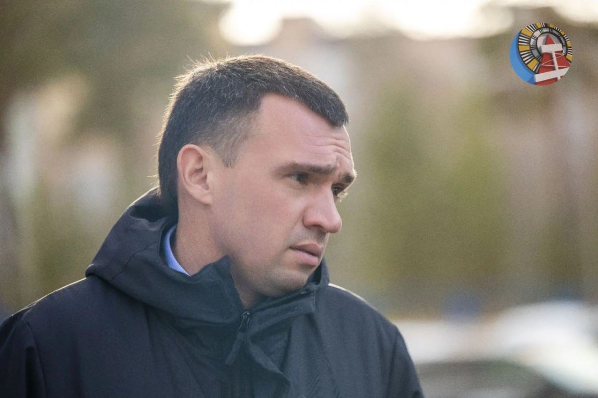 Глава Ноябрьска Алексей Романов и специалисты структурных подразделений сегодня осмотрели дом по адресу: ул. Цоя, д. 17. Поводом для выездного совещания послужила публикация в социальных сетях: жители пожаловались на... Глава Ноябрьска Алексей Романов и специалисты структурных подразделений сегодня осмотрели дом по адресу: ул. Цоя, д. 17. Поводом для выездного совещания послужила публикация в социальных сетях: жители пожаловались на...