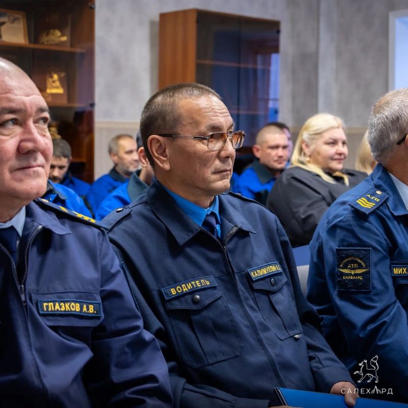 В Салехарде наградили более 50 работников транспортной отрасли В Салехарде наградили более 50 работников транспортной отрасли