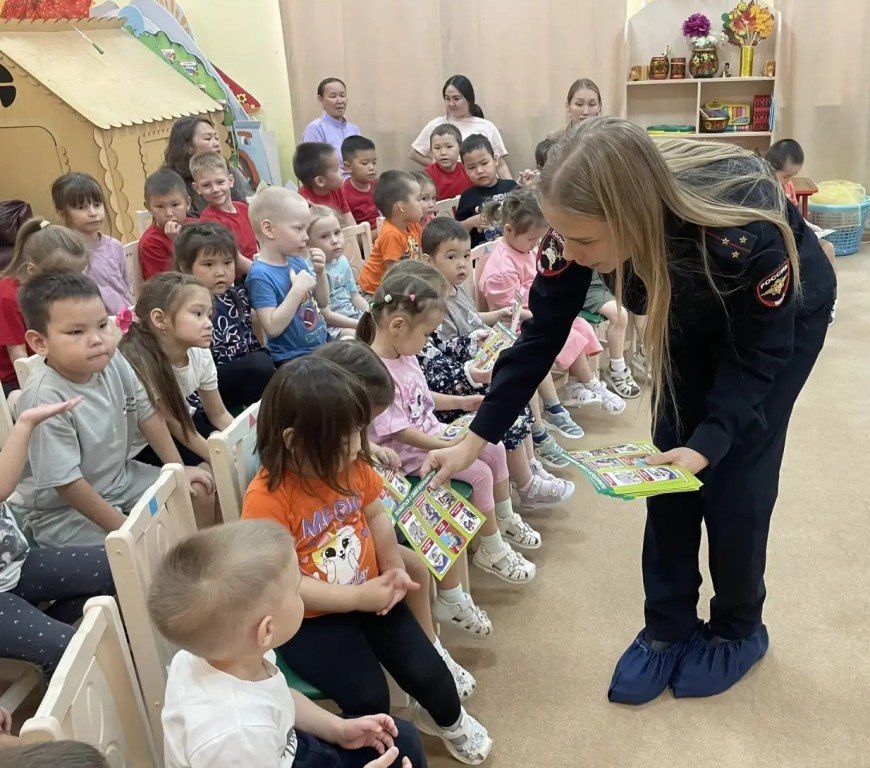 Тазовские автоинспекторы в рамках проведения окружных профилактических мероприятий «Внимание, дети!», встретились с воспитанниками детского сада «Рыбка» Тазовские автоинспекторы в рамках проведения окружных профилактических мероприятий «Внимание, дети!», встретились с воспитанниками детского сада «Рыбка»