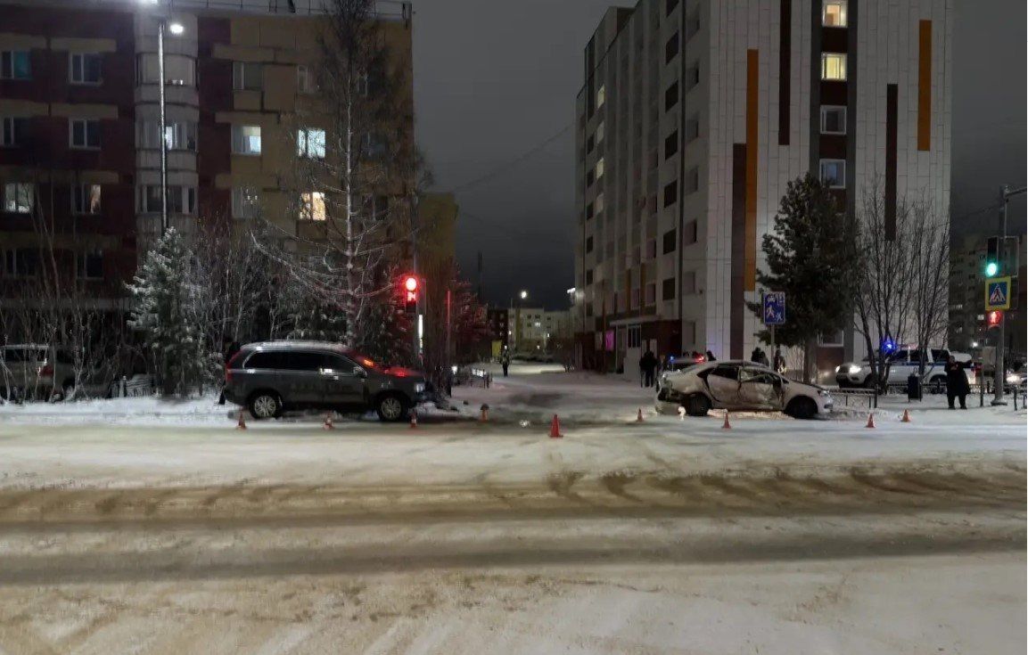 В Новом Уренгое на перекрестке столкнулись две иномарки