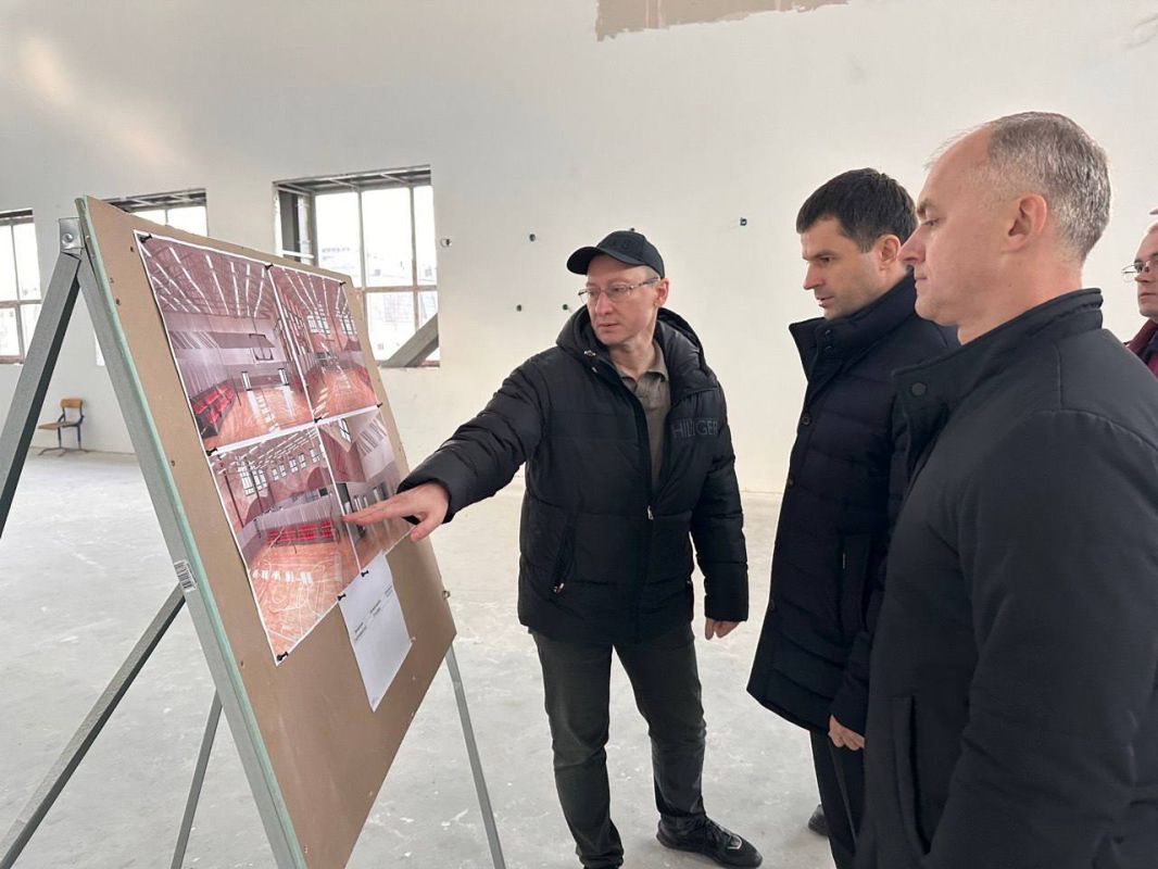 Сергей Власенко провёл выездное совещание на стройплощадке салехардского лицея Сергей Власенко провёл выездное совещание на стройплощадке салехардского лицея