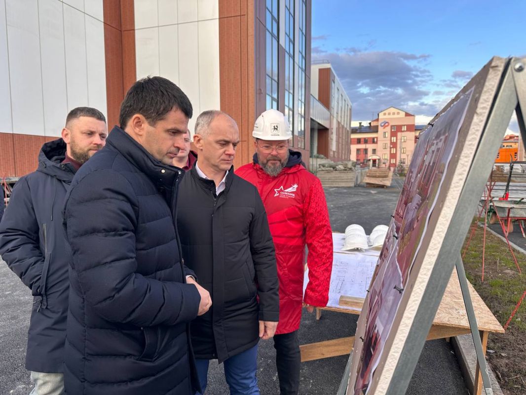Сергей Власенко провёл выездное совещание на стройплощадке салехардского лицея Сергей Власенко провёл выездное совещание на стройплощадке салехардского лицея