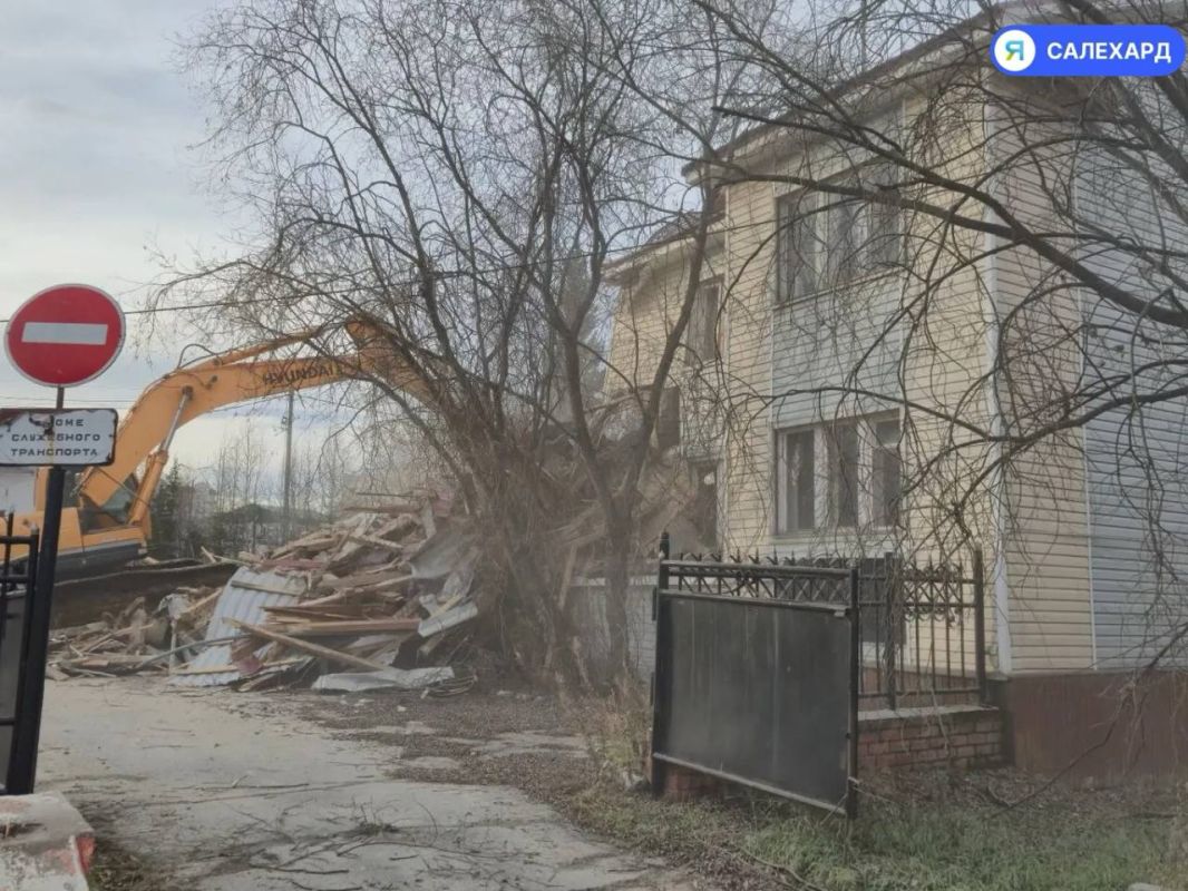 Конец эпохи: старое здание городского военкомата исчезает с карты Салехарда Конец эпохи: старое здание городского военкомата исчезает с карты Салехарда