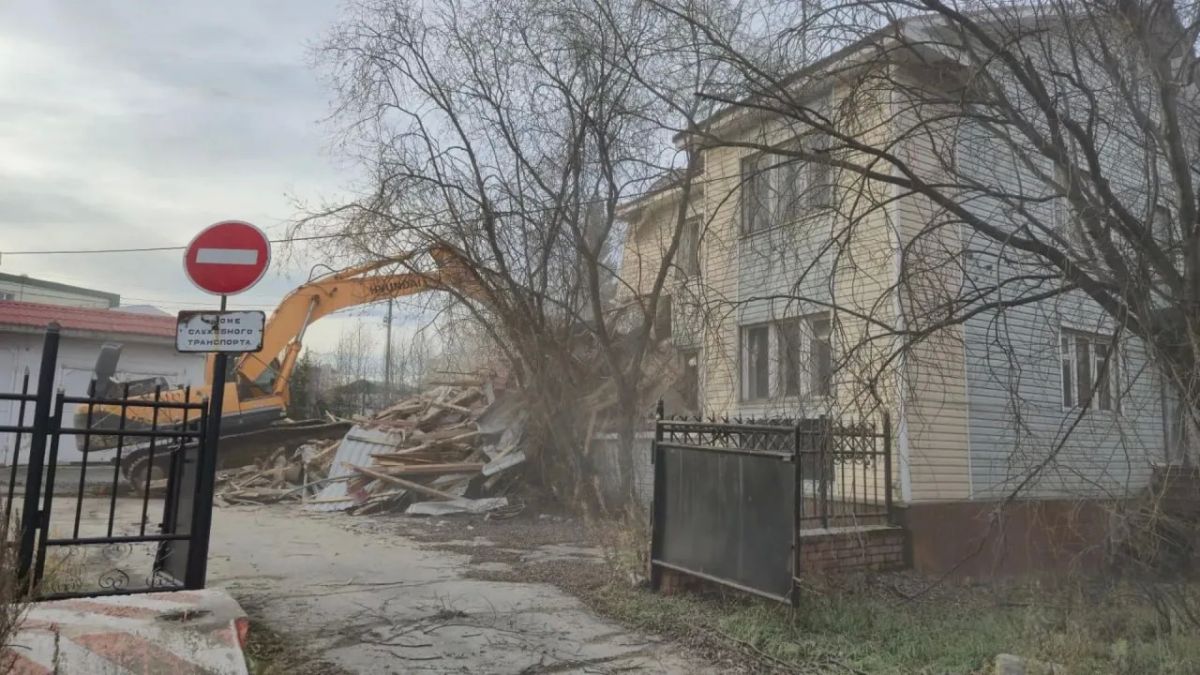 В Салехарде сносят здание городского военного комиссариата на улице Матросова, 20. Военкомат проработал здесь 44 года — с 1980, когда здание ввели в эксплуатацию