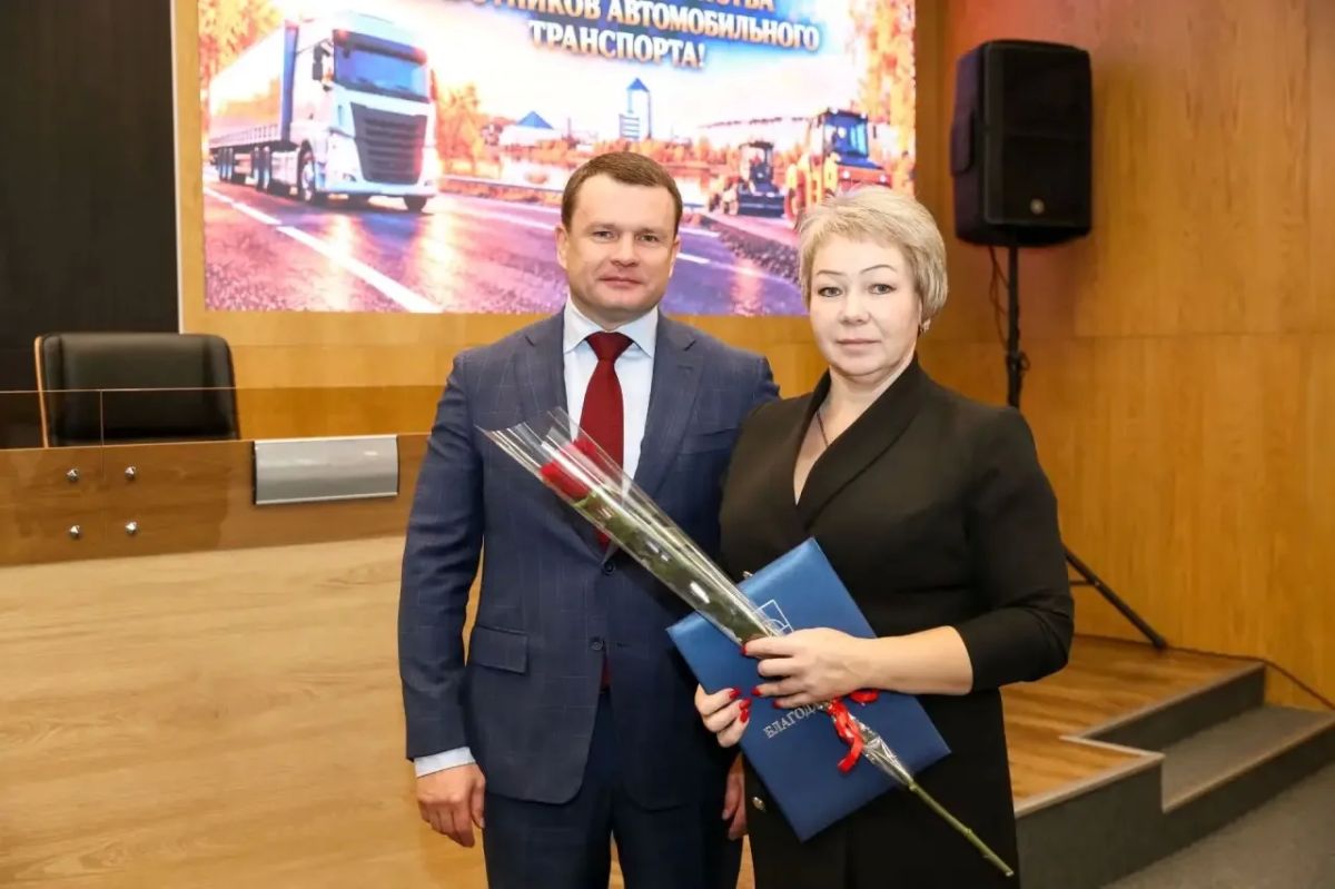 Традиционно в октябре мы чествуем тех, кто трудится в дорожном хозяйстве, на автомобильном и городском пассажирском транспорте Традиционно в октябре мы чествуем тех, кто трудится в дорожном хозяйстве, на автомобильном и городском пассажирском транспорте