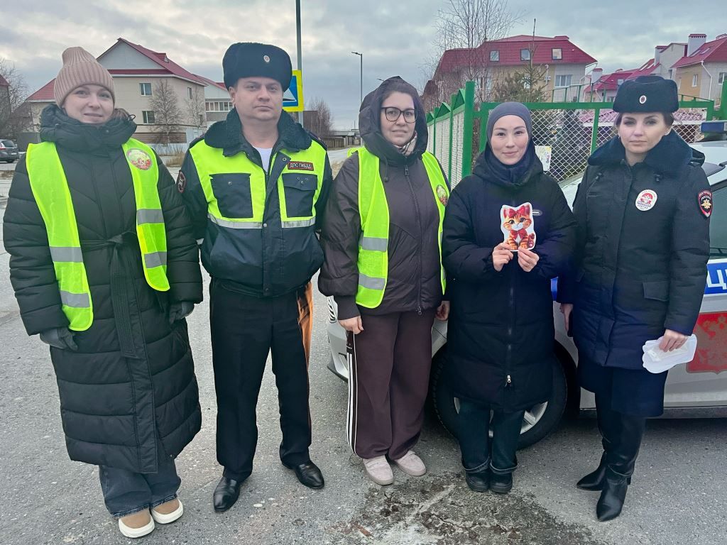 Руководитель губкинской Госавтоинспекции совместно с активными представителями родительской общественности родительского патруля, провели профилактические мероприятия вблизи детского сада «Брусничка» Руководитель губкинской Госавтоинспекции совместно с активными представителями родительской общественности родительского патруля, провели профилактические мероприятия вблизи детского сада «Брусничка»