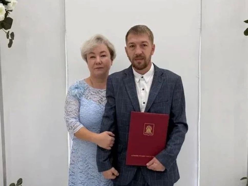 Четверть века рядом. . В ЗАГСе Ноябрьска Александр и Лариса Тавдуль отметили серебряную свадьбу