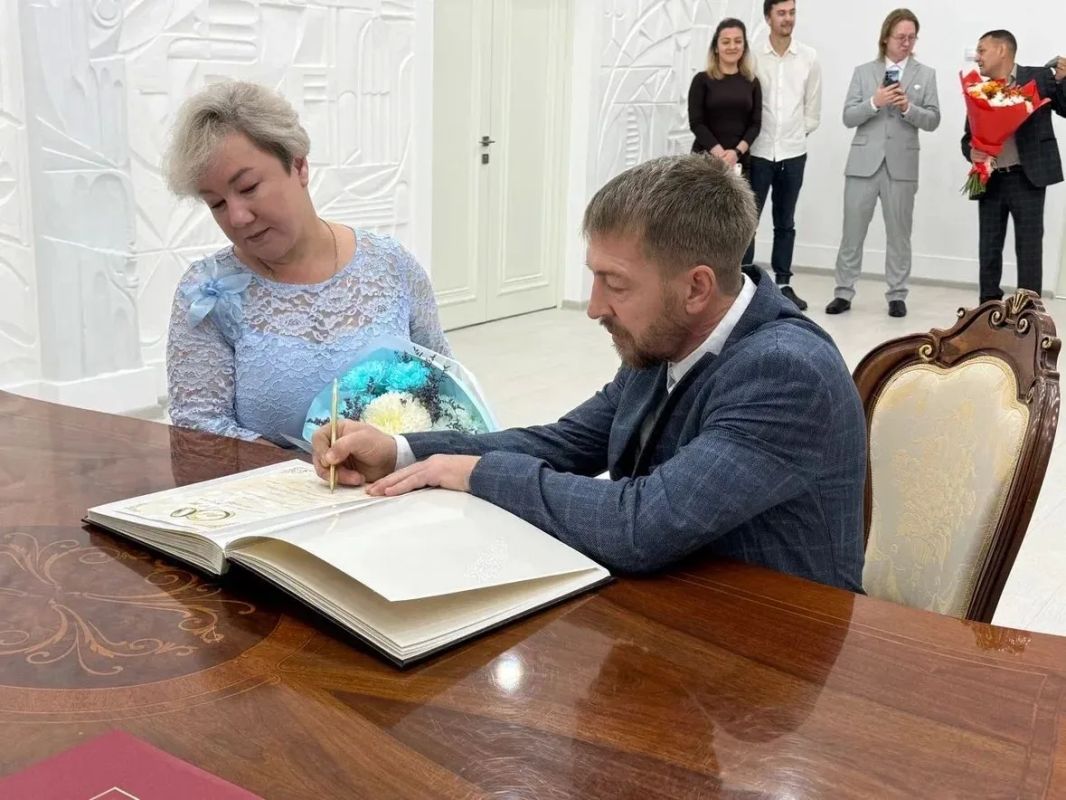 Четверть века рядом. . В ЗАГСе Ноябрьска Александр и Лариса Тавдуль отметили серебряную свадьбу Четверть века рядом. . В ЗАГСе Ноябрьска Александр и Лариса Тавдуль отметили серебряную свадьбу