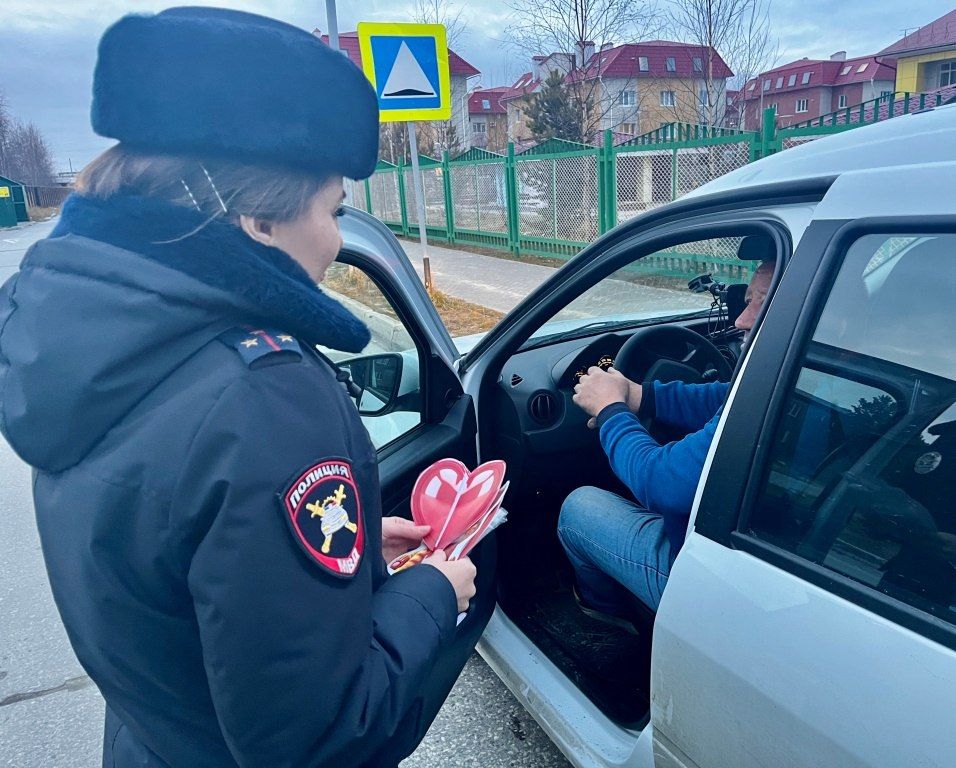 Руководитель губкинской Госавтоинспекции совместно с активными представителями родительской общественности родительского патруля, провели профилактические мероприятия вблизи детского сада «Брусничка» Руководитель губкинской Госавтоинспекции совместно с активными представителями родительской общественности родительского патруля, провели профилактические мероприятия вблизи детского сада «Брусничка»