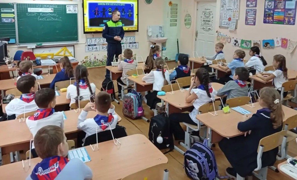 Сотрудники Госавтоинспекции города Новый Уренгой провели профилактические беседы, направленные на предупреждение дорожно-транспортных происшествий с участием несовершеннолетних с учащимися средней общеобразовательной школы №... Сотрудники Госавтоинспекции города Новый Уренгой провели профилактические беседы, направленные на предупреждение дорожно-транспортных происшествий с участием несовершеннолетних с учащимися средней общеобразовательной школы №...