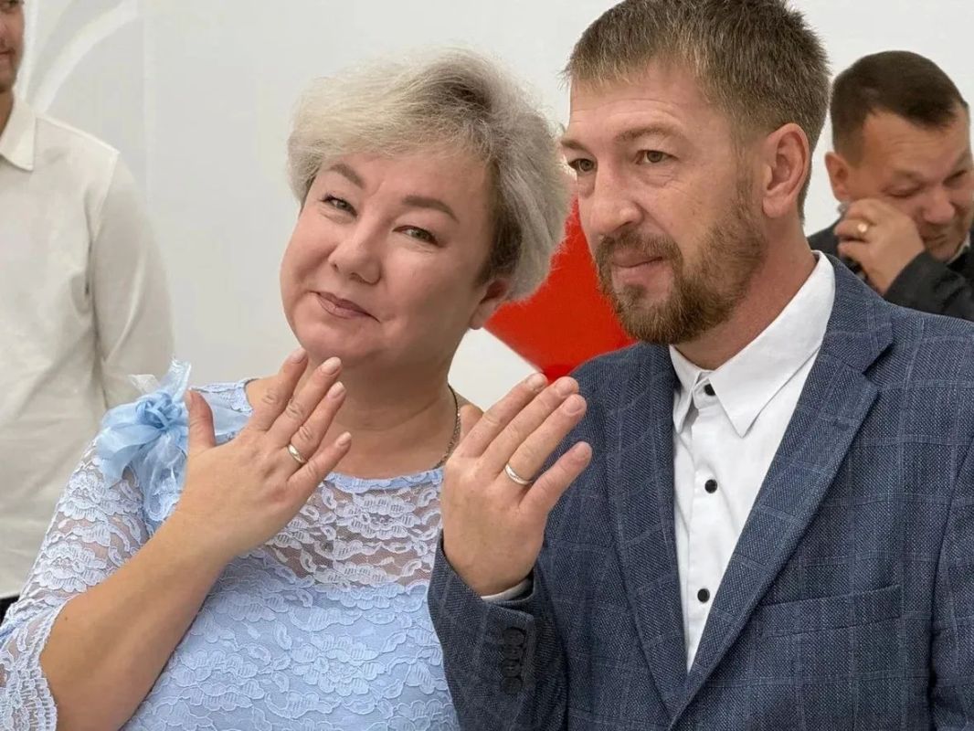 Четверть века рядом. . В ЗАГСе Ноябрьска Александр и Лариса Тавдуль отметили серебряную свадьбу Четверть века рядом. . В ЗАГСе Ноябрьска Александр и Лариса Тавдуль отметили серебряную свадьбу